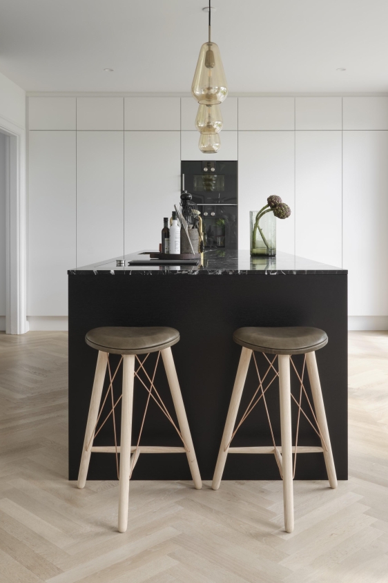 Lovewood , barstol i træ, egetræ oliven farvet læder køkken højde 68 cm.